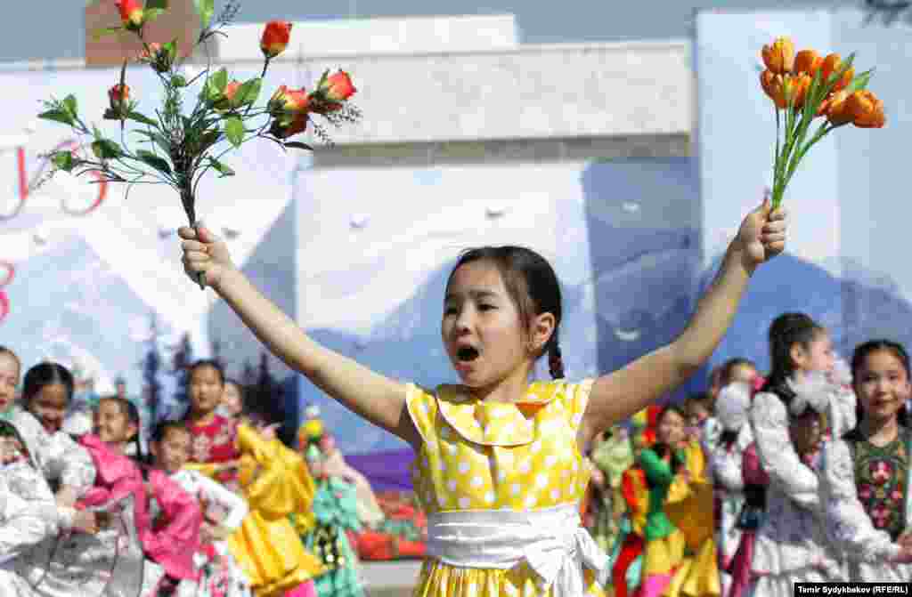 Адаттагыдай эле улуттук кийимчен секелектер аянтты толтуруп бийлеп, ыр-күүлөр жаңырып, актерлор каада-салттарды сахнага алып чыгышты.