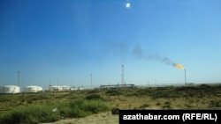 "Dragon oil" kompaniýasynyň nebti gaýtadan işleýän zawody, Türkmenistan, 1-nji awgust, 2011.
