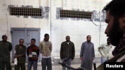 Падазраваныя наёмнікі, захопленыя ў палон паўстанцамі, Бэнгазі, Лібія 