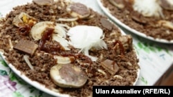 Кыргызское национальное блюдо бешбармак, поданное во время тоя. Архивное фото.
