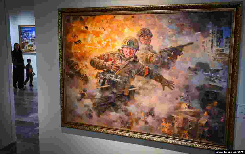 "Майдандагы куралдаш".Түндүккореялык аскерлер Украинага каршы согушка катышып жатканы тууралуу далилдер улам көбөйө баштаганда гана Москва быйыл апрель айында мойнуна алып, алар ошол кезде украин аскерлери ээлеп турган Курск облусунда салгылашканын билдирди.