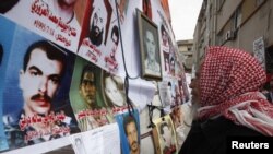 На улицах Бенгази - фотографии противников Каддафи, убитых в последние дни