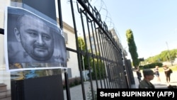 Фото вбитого журналіста Аркадія Бабченка біля посольства Росії в Києві, 30 травня 2018 року