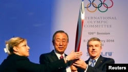 БУУ башкатчысы Пан Ги Мун жана ЭОК президенти Томас Бах Сочиде. 6-февраль, 2014-жыл.