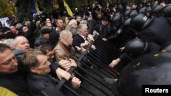 Під час антиурядового протесту у Києві, листопад 2011 року