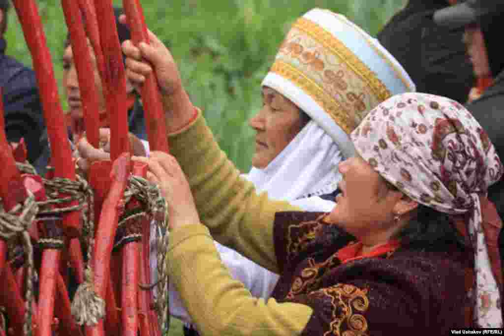 Женщины принимают активное участие в установке юрты. 