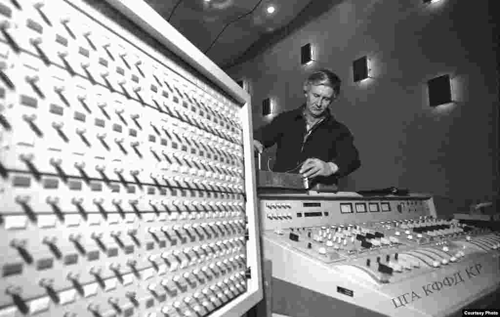 Механик точной аппаратуры киностудии &quot;Киргизфильм&quot; В. Харламов за настройкой техники, 1979 год. Автор фото - Л. Свердлов.&nbsp;