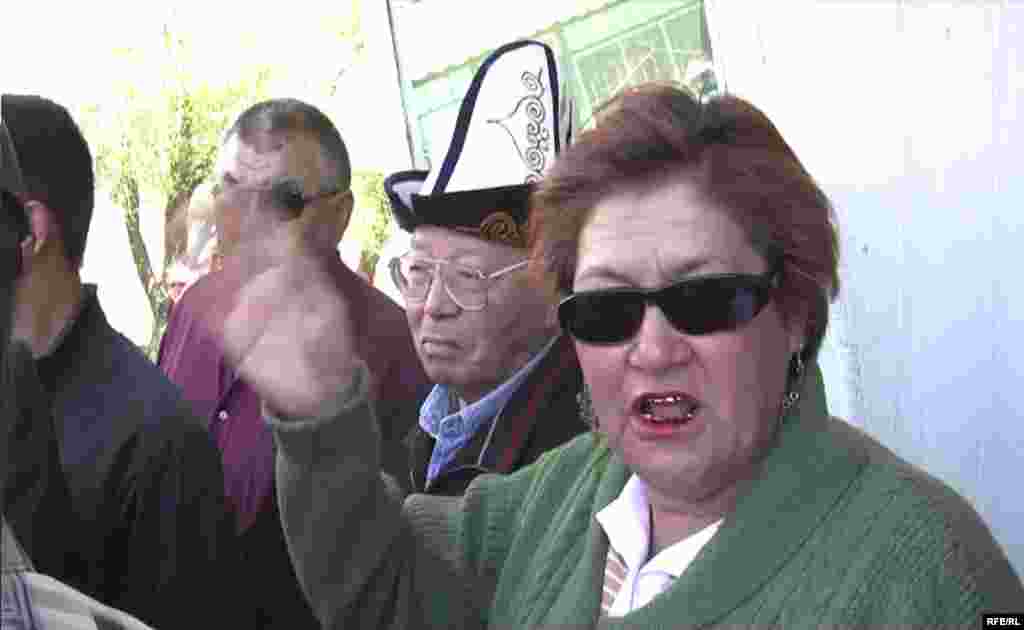 Аңгыча албууттанган аялдар жыйын болуп жаткан жерге келип, ызы-чуу салышты.  - Kyrgyzstan - Participants of the Opposition Rally Dispersed By Kyrgyz Police in Ysyk-Kol Region. 31May2009