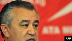 Омурбек Текебаев.