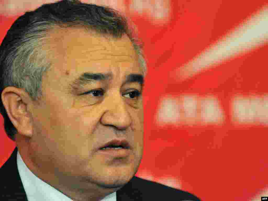 Депутаты Текебаев и Жолдошева судятся по июньским событиям 2010 года.