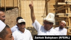 Муфтий КР Рахматулла-ажы на месте строительства новой мечети, Бишкек, 19 июля 2012 года. 