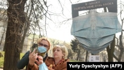 Серед нових обмежень, які пропонують в уряді, – заборона перебувати в громадських місцях без вдягненої маски