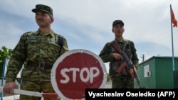 Контрольно-пропускной пункт на кыргызско-таджикской границе в Баткенской области КР, май 2021 г. Иллюстративное фото.