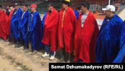 Эр эңишке түшкөн балбандар.