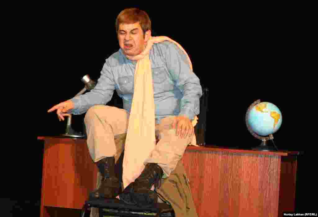 Актер в роли Короля.