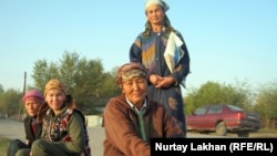 Женщины в ожидании работы. Село Жалгамыс, Талгарский район Алматинской области.  17 октября 2011 года.
