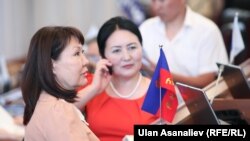 Парламент депутаттары Асия Сасыкбаева менен Эркингүл Иманкожоева