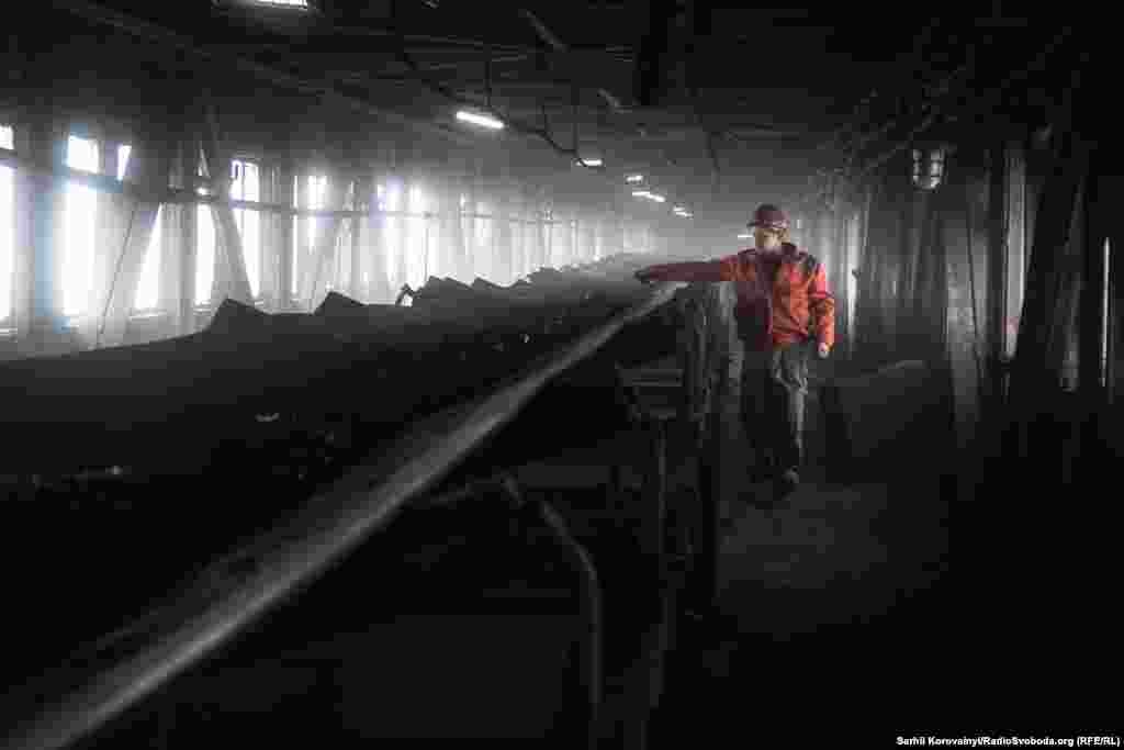 Вугілля підіймається зі збагачувальної фабрики до бункерів, де його зберігають до моменту завантаження у вагони