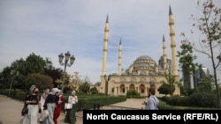 Группа чеченских девушек на фоне мечети «Сердце Чечни», Грозный, Чечня. 