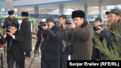 Оштогу журналисттер иш үстүндө, 8-январь, 2013-жыл