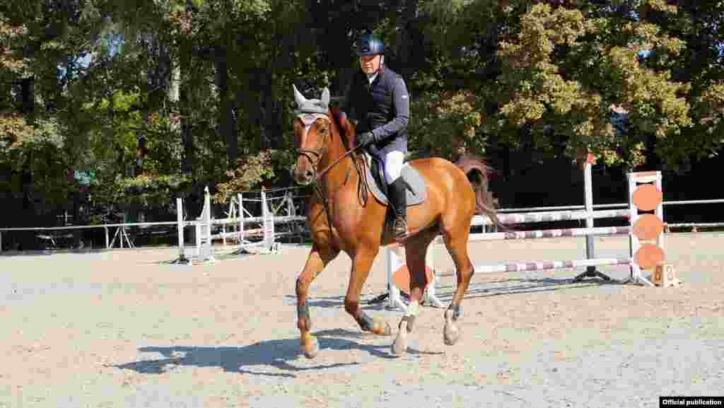 100 сантиметрге чейин секирүүдө Рамиль Турсунов Флай-Эвей аты менен жеңүүчү аталды.