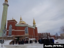 Мәчет янында җеназа укыла