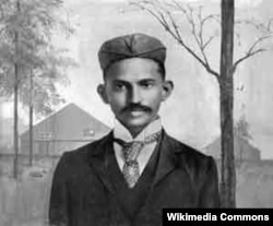 Махатма Ганди күлгүн кезинде.