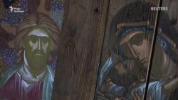 Українські художники перетворюють ящики від боєприпасів в ікони