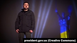 Украинанын президенти Владимир Зеленский өз элине жаңы жылдык куттуктоо менен кайрылууда.