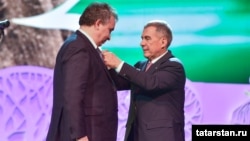 Татарстан президенты Рөстәм Миңнеханов Рамил Хәйретдиновка Тукай премиясен тапшыра