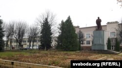 Помнік Леніну яшчэ цэлы (фота з восені 2017 году)