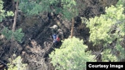 Bruce i još jedan borac s ruskom zastavom nakon zauzimanja položaja blizu Limana u Donjeckoj oblasti Ukrajine.