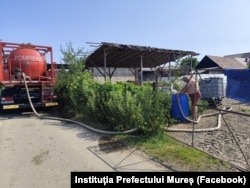 Cisternă de pompieri, în timpul misiunii de livrare de apă către localnicii din zonele afectate de nepotabilitatea și ulterior, sistarea cu totul a apei.