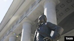 На фоне событий последних дней не удивляет даже сообщение о финансовых претензиях к Российской академии художеств, возглавляемой «непотопляемым» Зурабом Церетели. Памятник Петру его работы в Питере