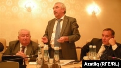 Сәетгали Апкадиров чыгыш ясый