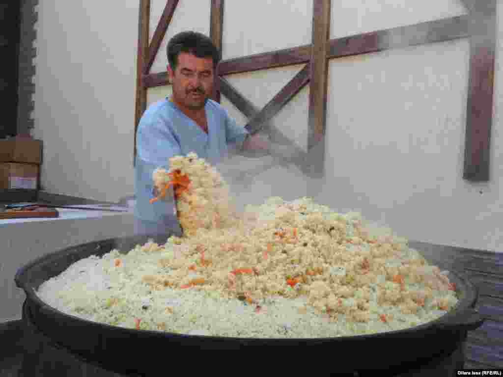 Повар Кайрат Исматуллаев готовит плов в казане емкостью 50 килограммов. Пловом угостили гостей праздника бесплатно. &nbsp;