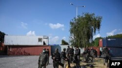 Пакистандын коопсуздук күчтөрү Исламабадга кетчү кан жолду ашынган диний топтун өкүлдөрүнүн кирип келишинен кайтарып турушат. 16-ноябрь, 2020-жыл. 