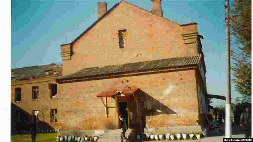 Мектеп имаратынын бир капталы