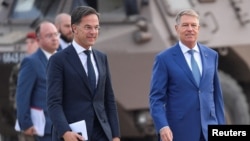 Марк Рютте (солдо) жана Клаус Йоханнис. 2022-жыл.