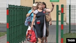 Женщины переходят пограничный пункт на российской границе. Иллюстративное фото.