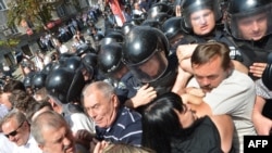 Демонстранттар менен коопсуздук кызматкерлеринин кагылышы, Киев, 4-июль, 2012