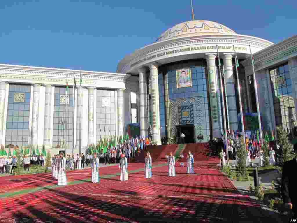 Танцовщицы в белой одежде.