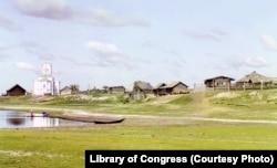 Село Покровське у 1912 році, коли Распутін став довіреною особою царської родини. Пізніше церква, яку видно на фото, була зруйнована радянською владою через те, що там жив Распутін