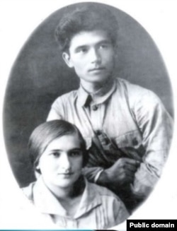 Төрөкул Айтматов жары Нагима Хамза кызы менен. Каракол. 1926.