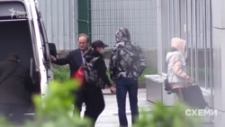 Журналісти зафіксували, як Віктор Медведчук із родиною приземлився в аеропорту «Київ» 7 травня, літак прилетів із Ужгорода