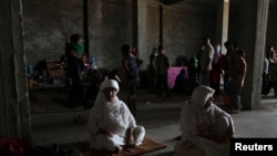 Мосулдун батышындагы Синжар шаарын таштап качкан езиддер Дохук провинциясында. 7-август 2014