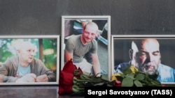 Портреты погибших журналиста Орхана Джемаля, оператора Кирилла Радченко и режиссера Александра Расторгуева.  