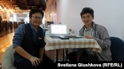 Активистки организации Feminita Гульзада Сержан (слева) и Жанар Секербаева. Астана, 17 мая 2017 года. 