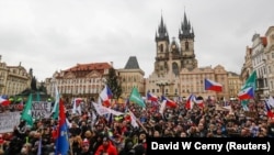 Прагада миңдеген демонстранттар карантиндик чектөөлөргө нааразылык билдиришти. 10.1.2021.