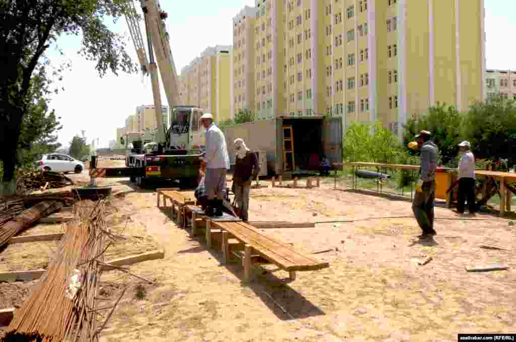 &quot;Oguzhan&quot; (ozalky &quot;Aýtakow&quot;) köçesiniň ugrunda ýollar giňeldilýär.